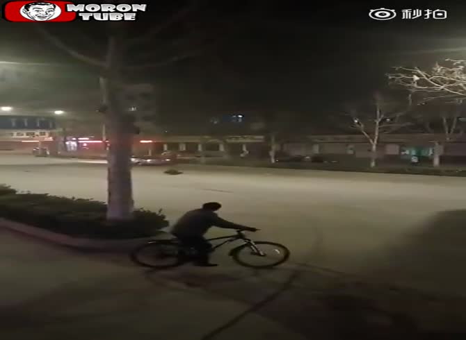 Video :After forcing cars to stop, a drunk guy is crushed by a van and dies (public cautioned)